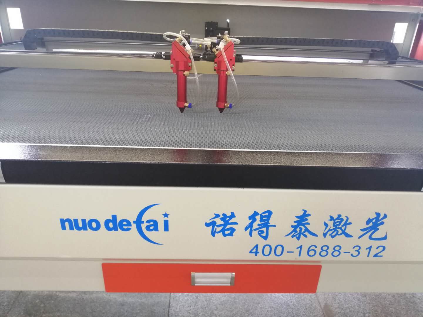 激光切割機(jī)在亞克力行業(yè)切割有著舉足輕重的作用？
