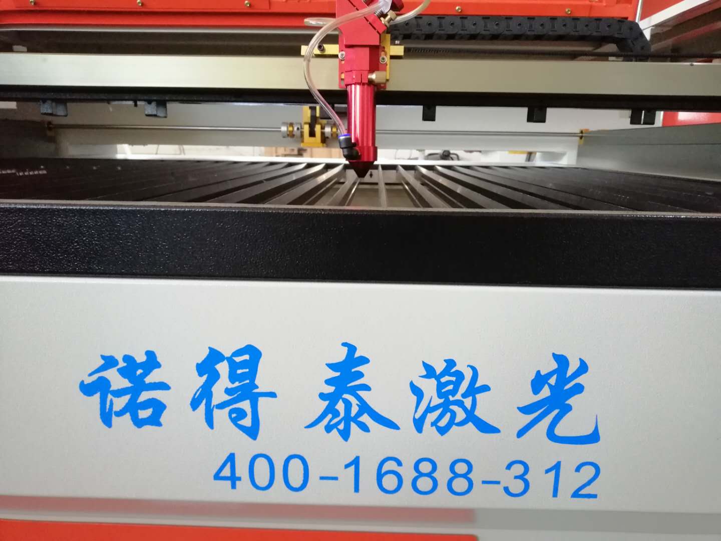 應(yīng)用于光伏行業(yè)光伏板激光切割機(jī)價(jià)格多少錢(qián)一臺(tái)？