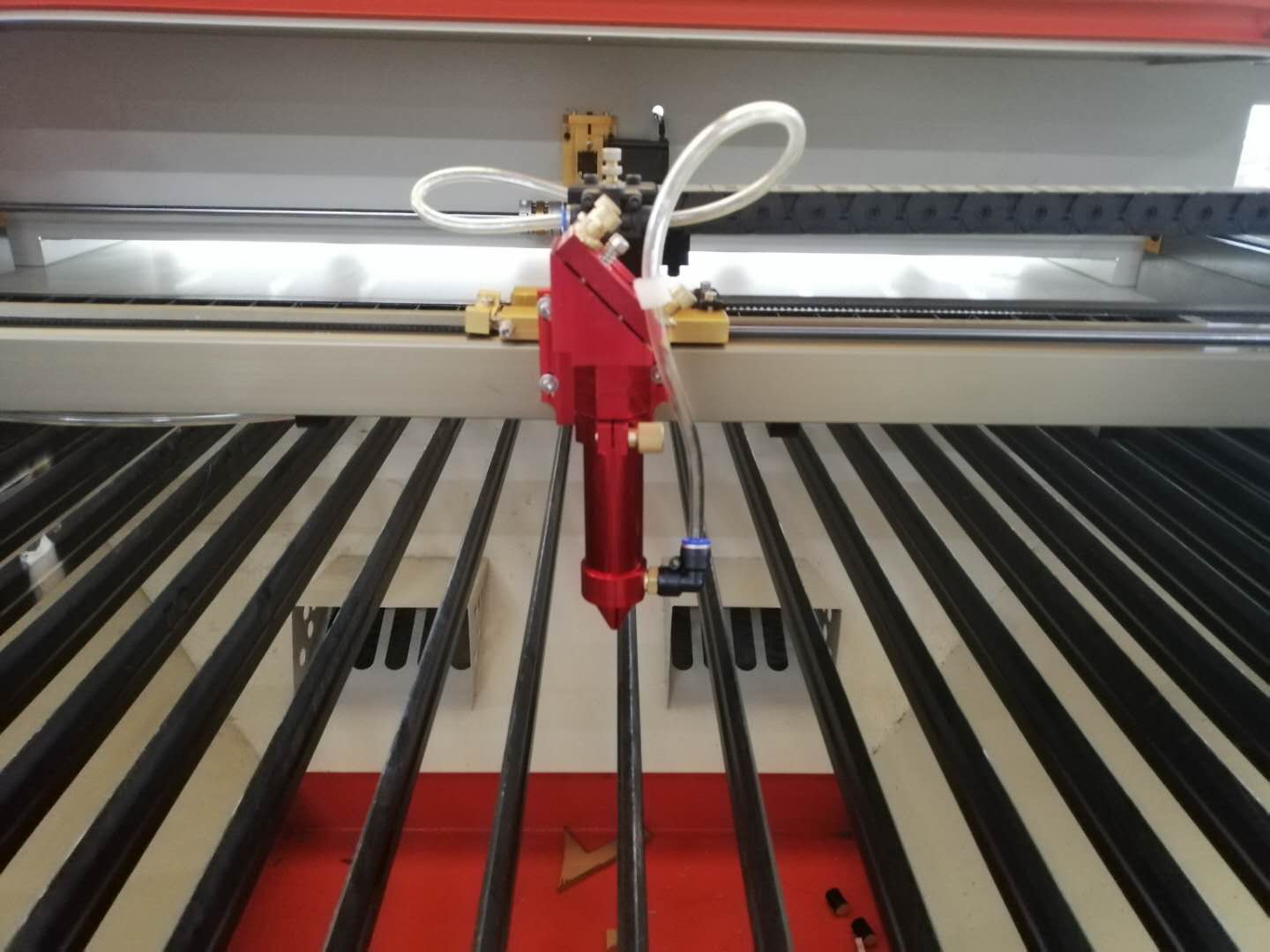 做小飾品為什么需要一臺(tái)激光切割機(jī)來(lái)幫助你！