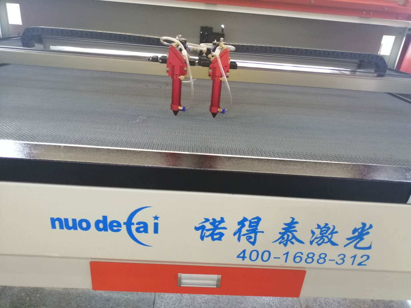 布料裁剪為什么使用激光切割機容易產(chǎn)生鋸齒呢？